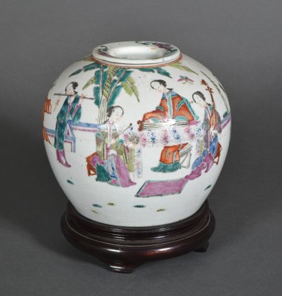 null Ginger or tea pot, globular form, in porcelain and enamels of the pink family,...