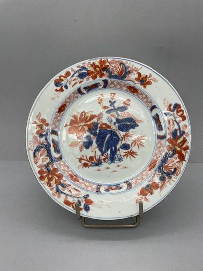 null Deux assiettes en porcelaine dite " Imari chinois ", à décor floral bleu, corail...