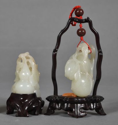 Deux pendentifs en jade céladon, sculptés...