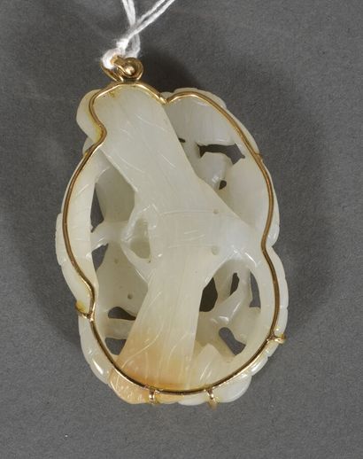 null Pendentif en jade blanc légèrement céladonné, sculpté et ajouré, à décor d'une...