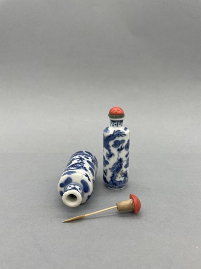 null Two blue-white porcelain snuff bottles decorated with dragons, with apocryphal...