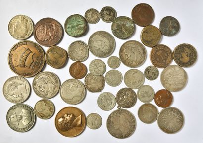 null DIVERS. LOT de 40 monnaies et medailles de ROME au 20 eme siecle dont 17 pieces...