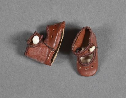 null Pair of brown leather shoes, strap and 1 mother of pearl button. 4cm.

Comes...