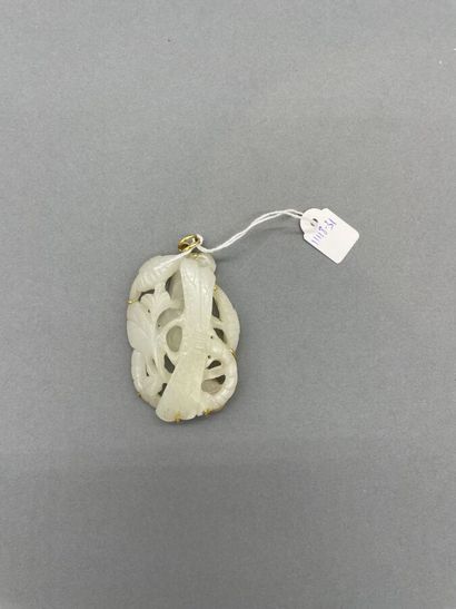 null Pendant in white jade, slightly celadonized, carved and openwork, decorated...
