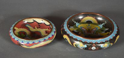 null Deux coupes à fond plat et bord rentrant, en cuivre et émaux cloisonnés polychromes...