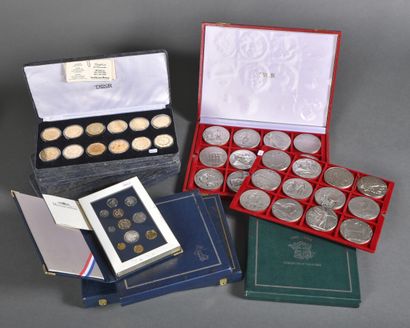  Lot de monnaies et médailles en coffret : en bronze, bronze argenté et argent (14...