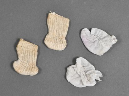 null Pair of ecru socks, 2 kinds of small charlottes .

Comes from the trousseau...