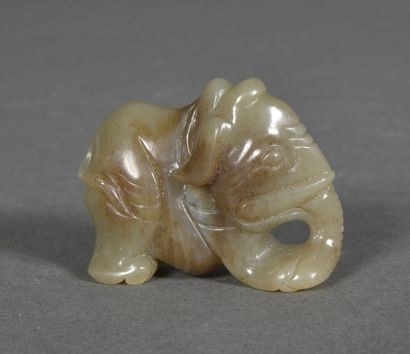 null Sujet en jade représentant un éléphant.

Chine, XXe siècle.

H. 3.5 cm, L. 5...