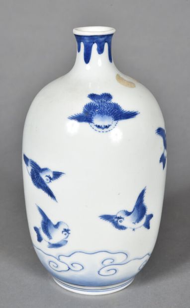 null Petit vase en porcelaine bleu-blanc, à large panse ovoïde et petit col, à décor...