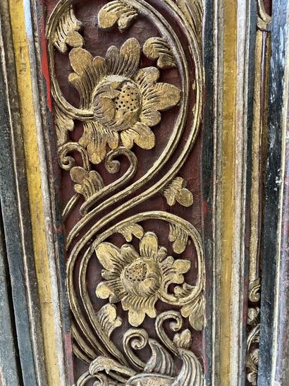 null Deux portes indiennes à deux vantaux, à décor gravé et peint de motifs floraux...