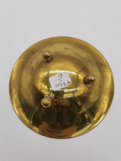 null COUPE tripode en métal doré à décor ciselé de rinceaux sur fond amati.