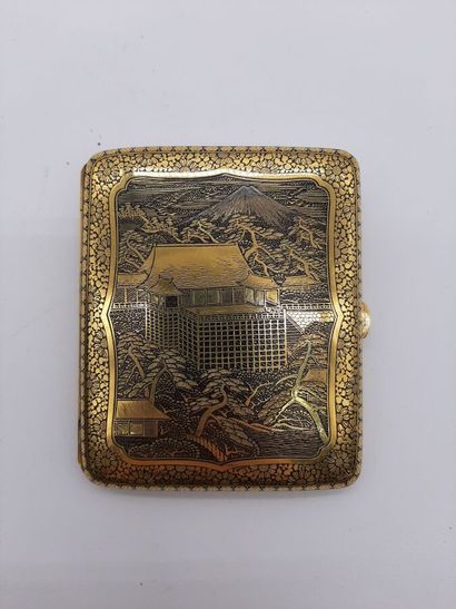 null Petit étui en métal doré à décor de paysages avec pagode. 8 x 6 cm. Rayures