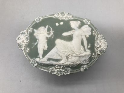 null Dans le goût de Wedgwood, coffret en biscuit de deux tons à décor d'amours....