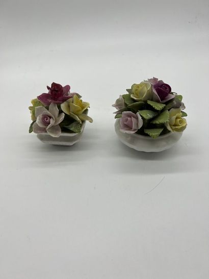 null Deux sujets décoratifs en porcelaine simulant des bouquets, COALPORT et CROWN...