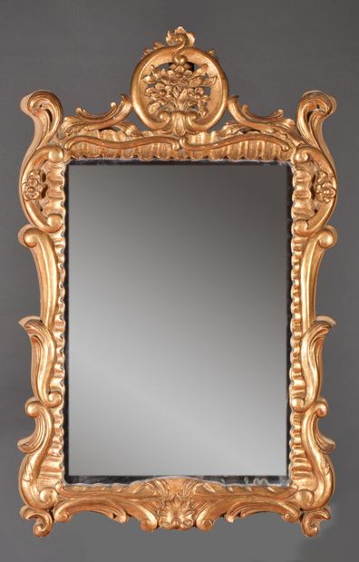 null Miroir dans le style Louis XV en bois sculpté et doré, orné de feuillages.

XXème...