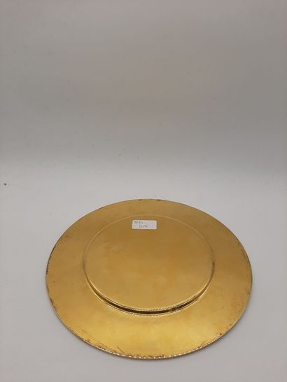 null Assiette circulaire en métal doré ornée d'une frise de lambrequins soulignée...