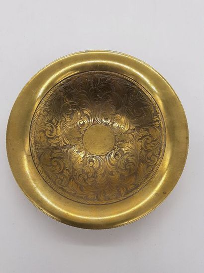 null COUPE tripode en métal doré à décor ciselé de rinceaux sur fond amati.