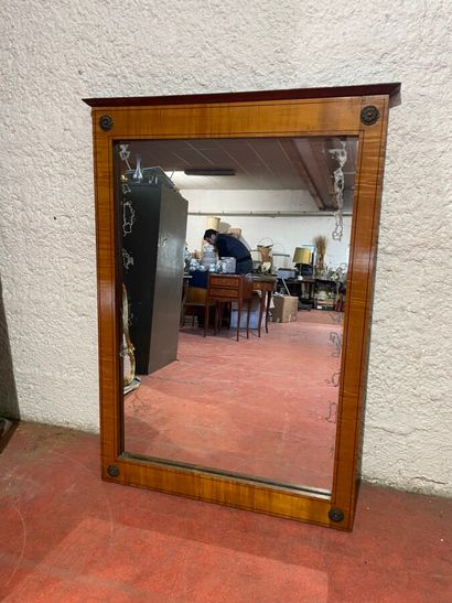 null Miroir rectangulaire en placage de bois blond marqueté de filets. 

XIXe siècle...