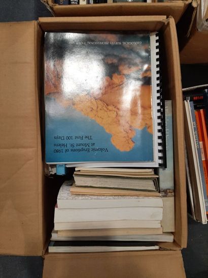 null Important lot de livres et documents sur le thème des volcans tels que Pompéi,...