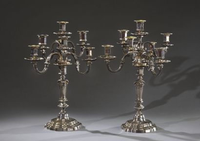 null Grande paire de candélabres dans le style Régence en bronze argenté, bases aux...