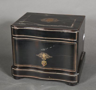null Liqueur cabinet in blackened wood inlaid with brass fillets, interior in rosewood...