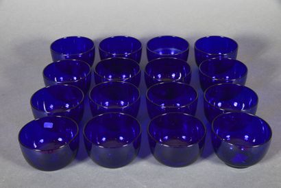 null Seize rince-doigts en cristal bleu, en forme de bols. 

Vers 1900. 

H. 7 cm...