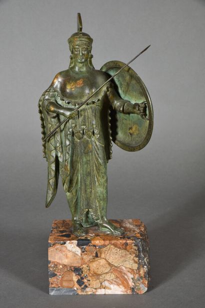 null Sculpture en bronze, représentant Athéna, patine à l'antique verte, repose sur...