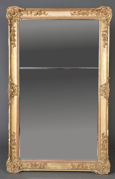 null Large mirror in wood and gilded stucco decorated with foliage and flowers cartridges....