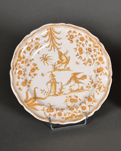 null MOUSTIERS.

Plate with contoured edge in earthenware with decoration in ochre...