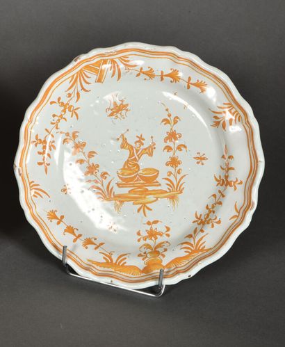 MOUSTIERS. 
Plate with contoured edge in...