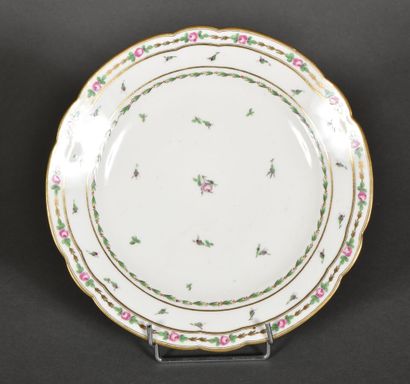 null PARIS (Manufacture Clignancourt). 

Plate with contoured edge out of porcelain...