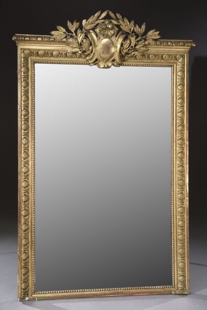 null Large mirror in wood and gilded stucco, framed with pearls and stripes of foliated...