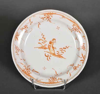 ROANNE. 
Plate with plain edge in earthenware...
