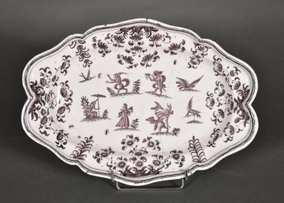 null MOUSTIERS.

Oblong dish with contoured edge in earthenware decorated with grotesques...