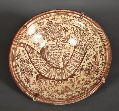 null SPAIN. MANISES.

Large Hispano-Moorish earthenware dish decorated with a metallic...
