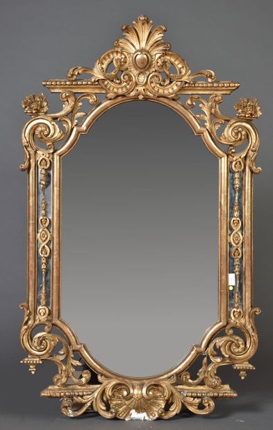 null Miroir dans le style baroque italien, en bois et stuc dorés, orné de coquilles...