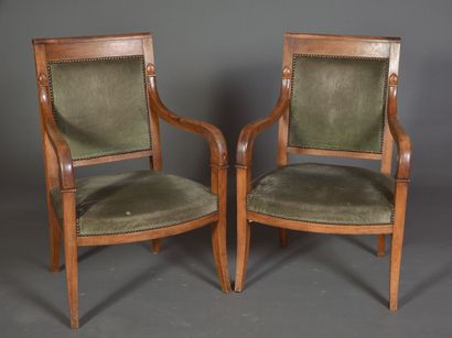 null Pair of armchairs in patinated walnut resting on sabre feet. 

19th century....