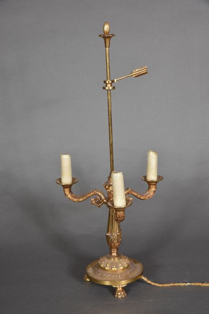 null Lampe bouillotte en bronze doré dans le style Restauration à trois bras de lumière...