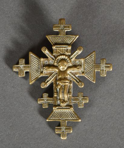 null Pendentif, Christ en croix, en bronze doré. 

XIXème siècle. 

7 cm x 6 cm 

Usures...