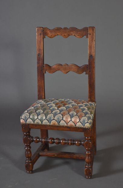 null Walnut chair, back with bar, turned front legs. 

Late 17th - early 18th century.

H....