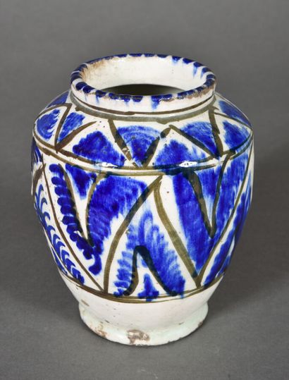 null IRAN 

Vase de forme ovoïde en céramique siliceuse à décor de feuillages stylisés...