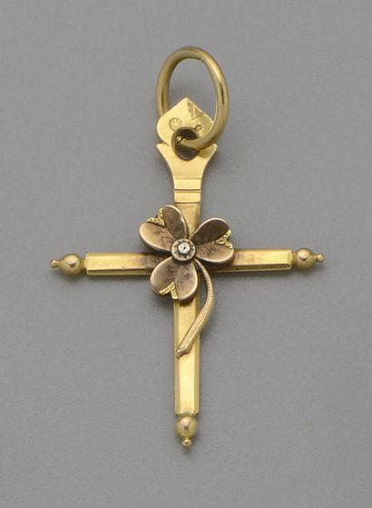 null Flat cross in 18K (750/oo) yellow gold, the beveled arms ending in balls, the...