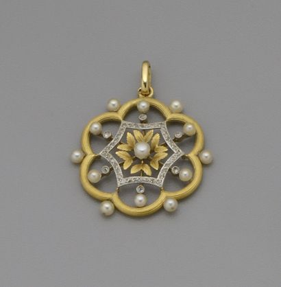 18K (750/oo) gold pendant of two tones forming...