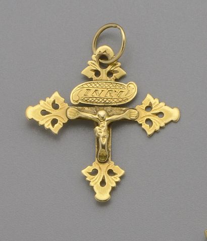 null Croix "Grille de Chambéry" en or jaune 18K (750/oo), les extrémités des bras...