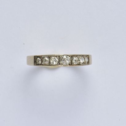 null Bague Jarretière en or gris 18K (750/oo) centrée d'une ligne de diamants taille...