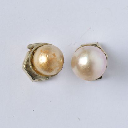 null Paire de clous d'oreilles en or gris 18K (750/oo) ornés l'un d'une perle Mabé,...
