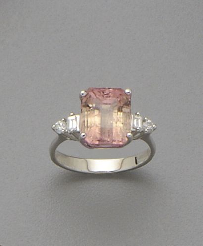 null 18K (750/oo) white gold ring set with a rectangular cut pink tourmaline weighing...