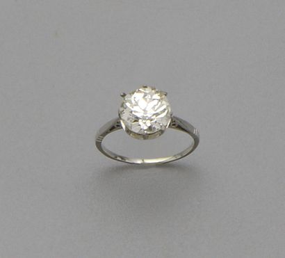 null Bague solitaire en platine (850/00) et or gris 18K (750/oo) centrée d'un diamant...