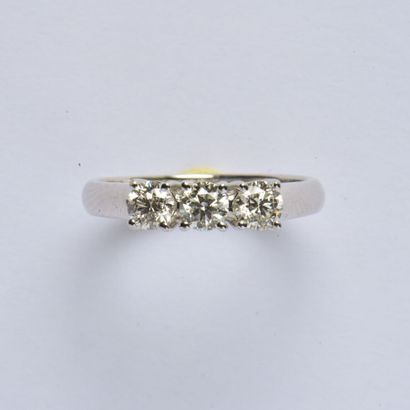 null Bague en or gris 18K (750/oo) centrée de trois diamants taille brillant calibrant...