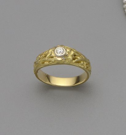 null 18K (750/oo) yellow gold men's ring with a finely openwork design, centered...